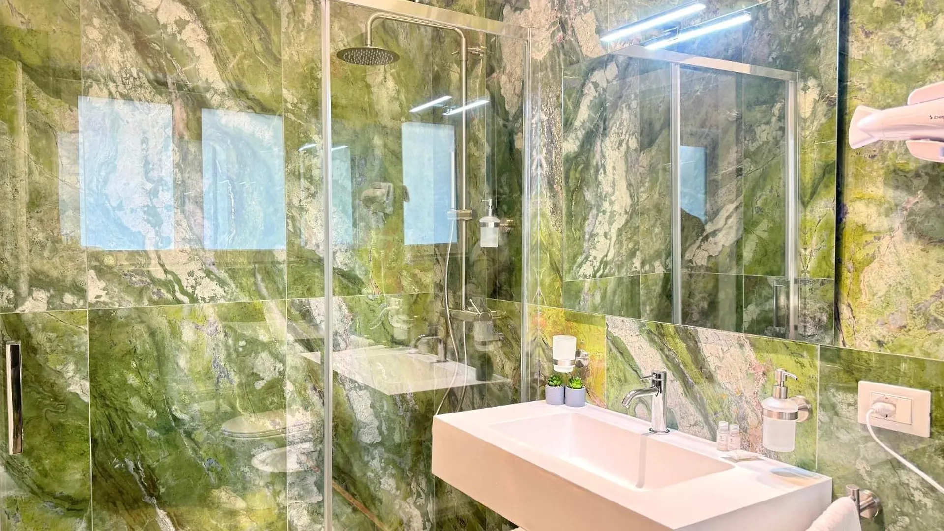Saint Peter Rome - Luxury Apartments With 24H Guarded Parking 0*,  Italy